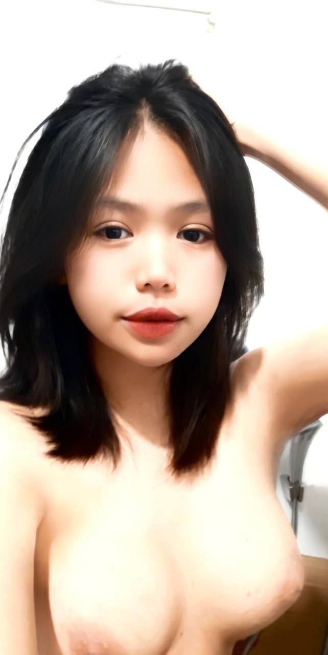 Cô em múp lồn khoe bướm đẹp cho toàn thể hội đồng dâm xem